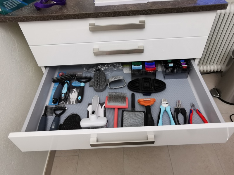 Schublade mit Bürsten und Pflegezubehör.